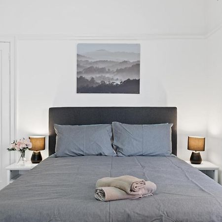 סידני Burwood City Newly Renovated 2 Bed 2 Bath Free Private Parking Big Apt מראה חיצוני תמונה