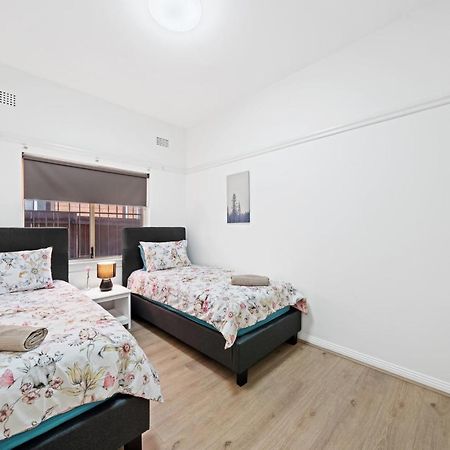 סידני Burwood City Newly Renovated 2 Bed 2 Bath Free Private Parking Big Apt מראה חיצוני תמונה